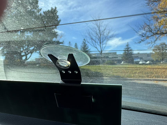 BettaSign suction cups and reversible flexible mounting brackets